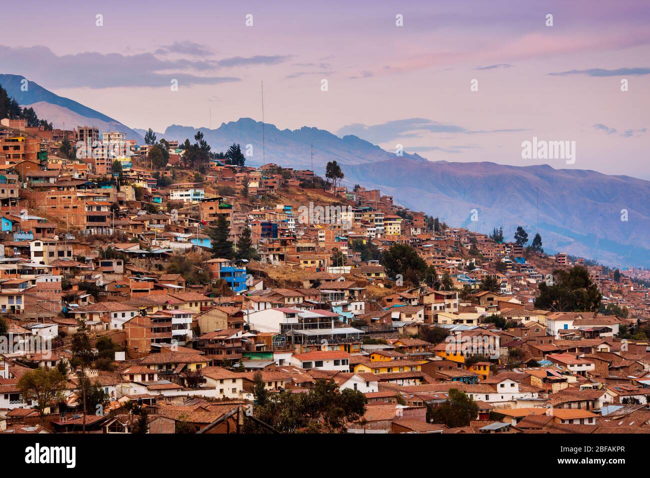 Stadt Cusco mit Bergen im Hintergrund bei Sonnenuntergang, Peru. Stockfoto