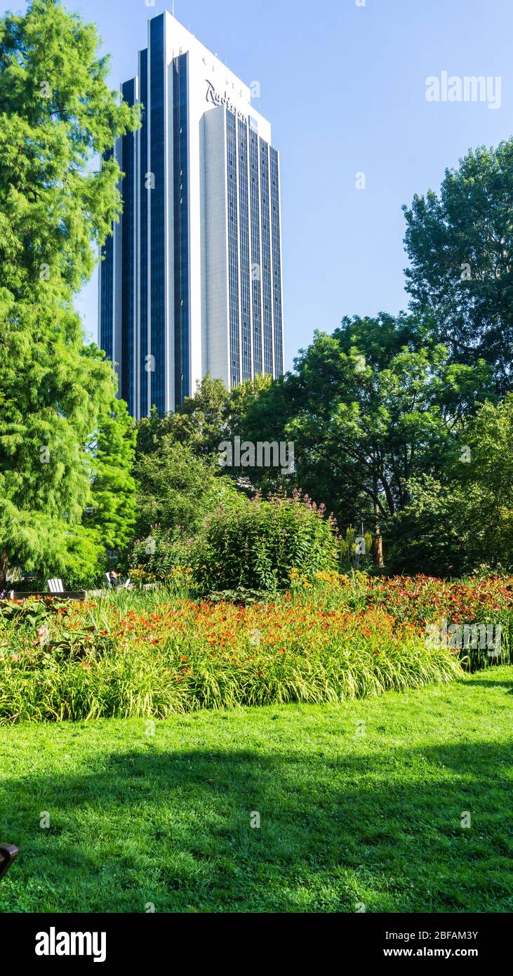 HAMBURG, DEUTSCHLAND - 21. Juli 2019 Blick auf das Radisson Blu Hotel vom Park Planten un Bloomen Stockfoto