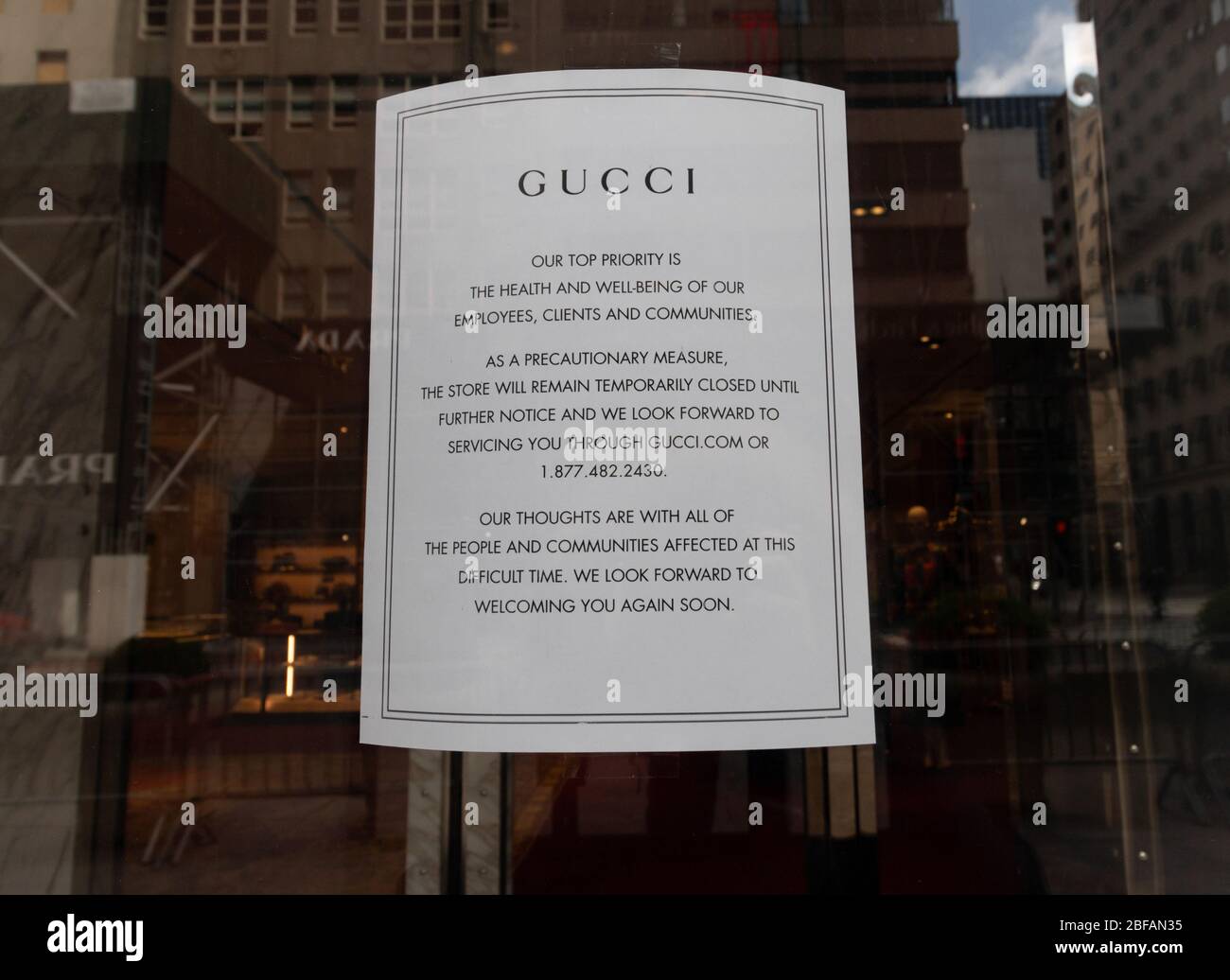 schild im Gucci-Laden auf der Fifth Avenue, dass es wegen des Coronavirus oder der Covid-19-Pandemie vorübergehend geschlossen ist Stockfoto