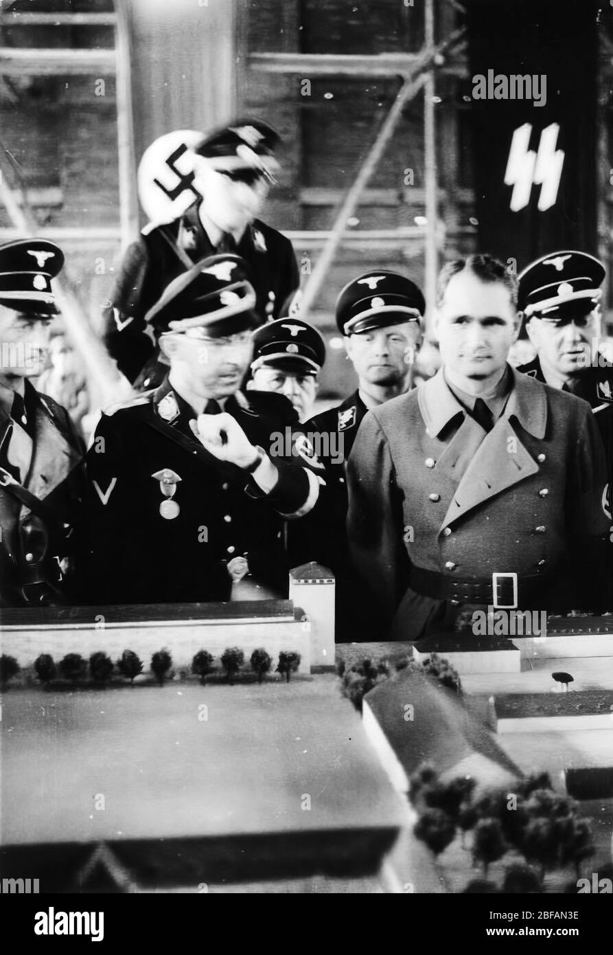 Heinrich Luitpold Himmler 7. Oktober 1900 C 23. Mai 1945) Hier: Himmler und Rudolf Hess in Dachau im Jahre 1936, bei der Besichtigung eines maßstabsgegegegetragenem Modells des Lagers Stockfoto