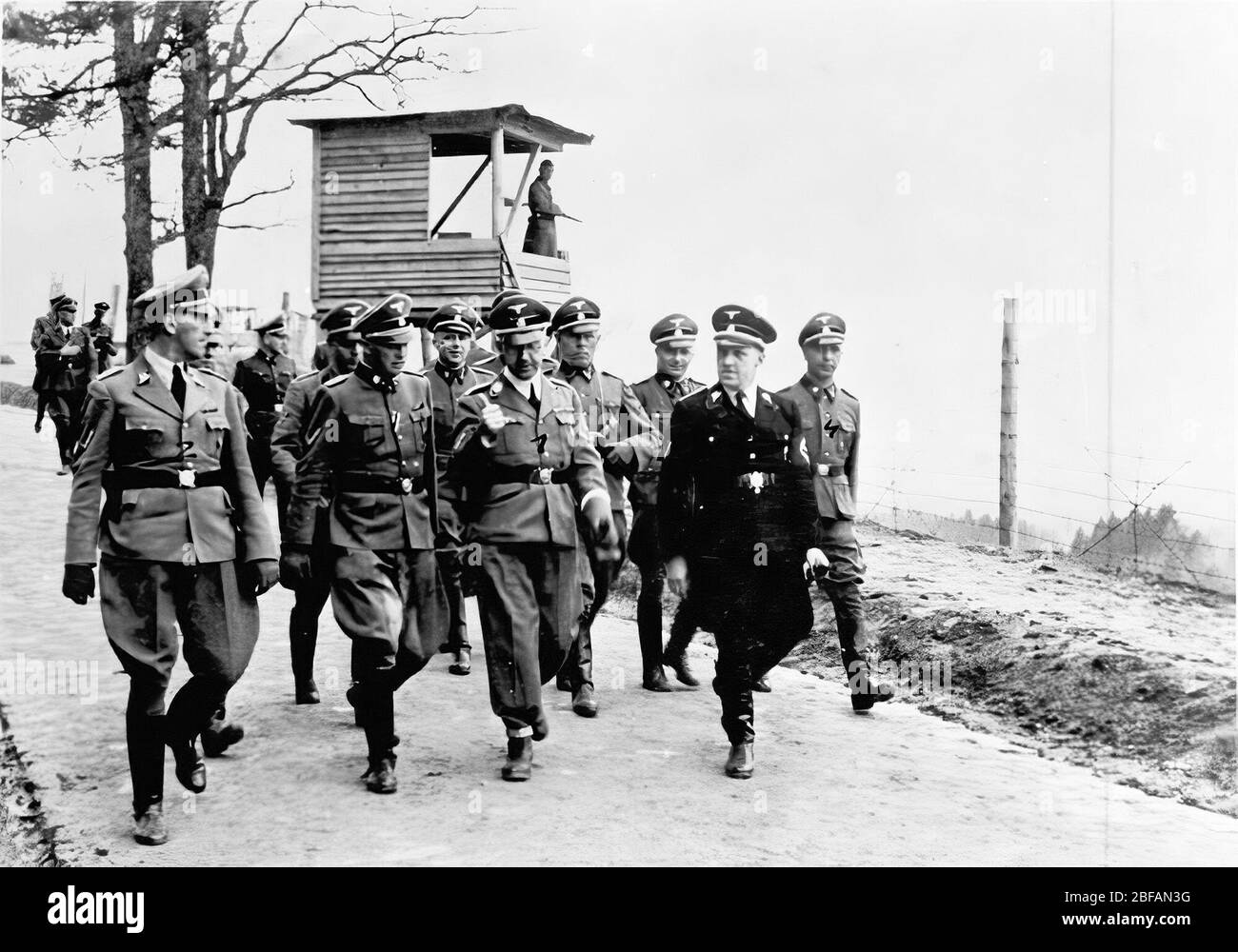 Himmler und andere SS-Beamte besuchen das berüchtigte Konzentrationslager Mauthausen im Jahr 1941 Heinrich Luitpold Himmler 7. Oktober 1900 – 23. Mai 1945) Stockfoto
