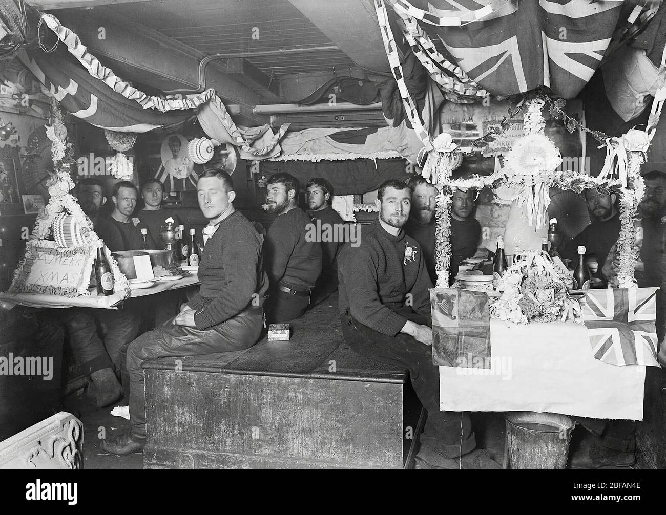 Die British National Antarctic Expedition – oft auch Discovery-Expedition genannt – feiert am 23. Juni 1902 „Weihnachten“ im tiefsten antarktischen Winter Stockfoto