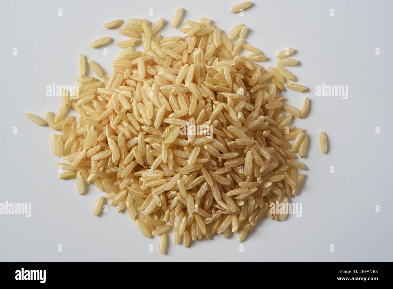 Makroansicht des Reishaufens auf weißem Hintergrund isoliert Stockfoto