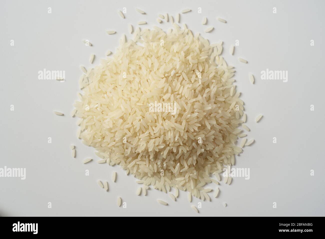 Makroansicht des Reishaufens auf weißem Hintergrund isoliert Stockfoto