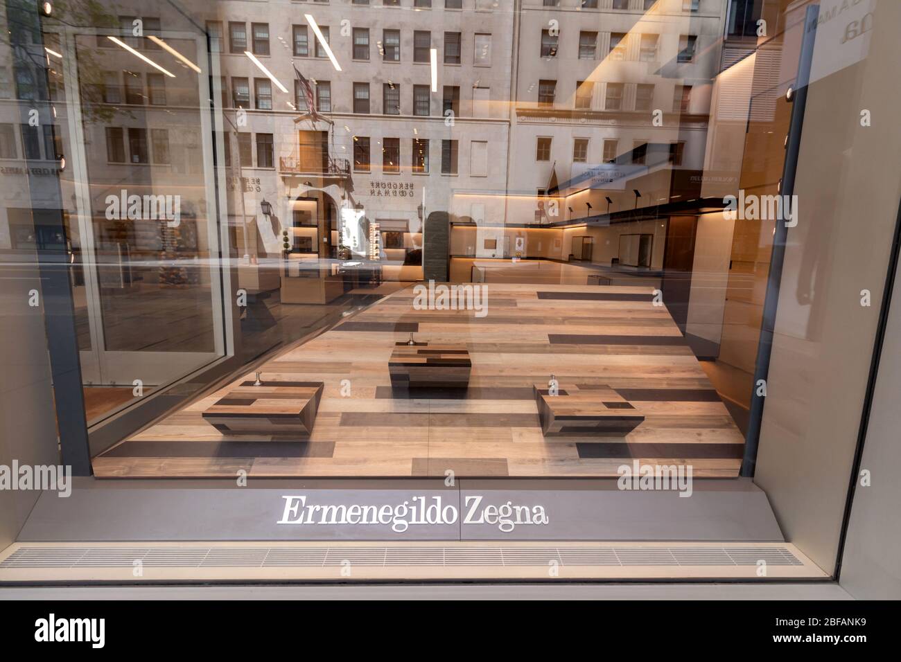 Leere Regale im Schaufenster des Ermenegildo Zegna-Stores auf der 57. Straße, wegen Coronavirus oder Covid-19-Pandemie geschlossen Stockfoto