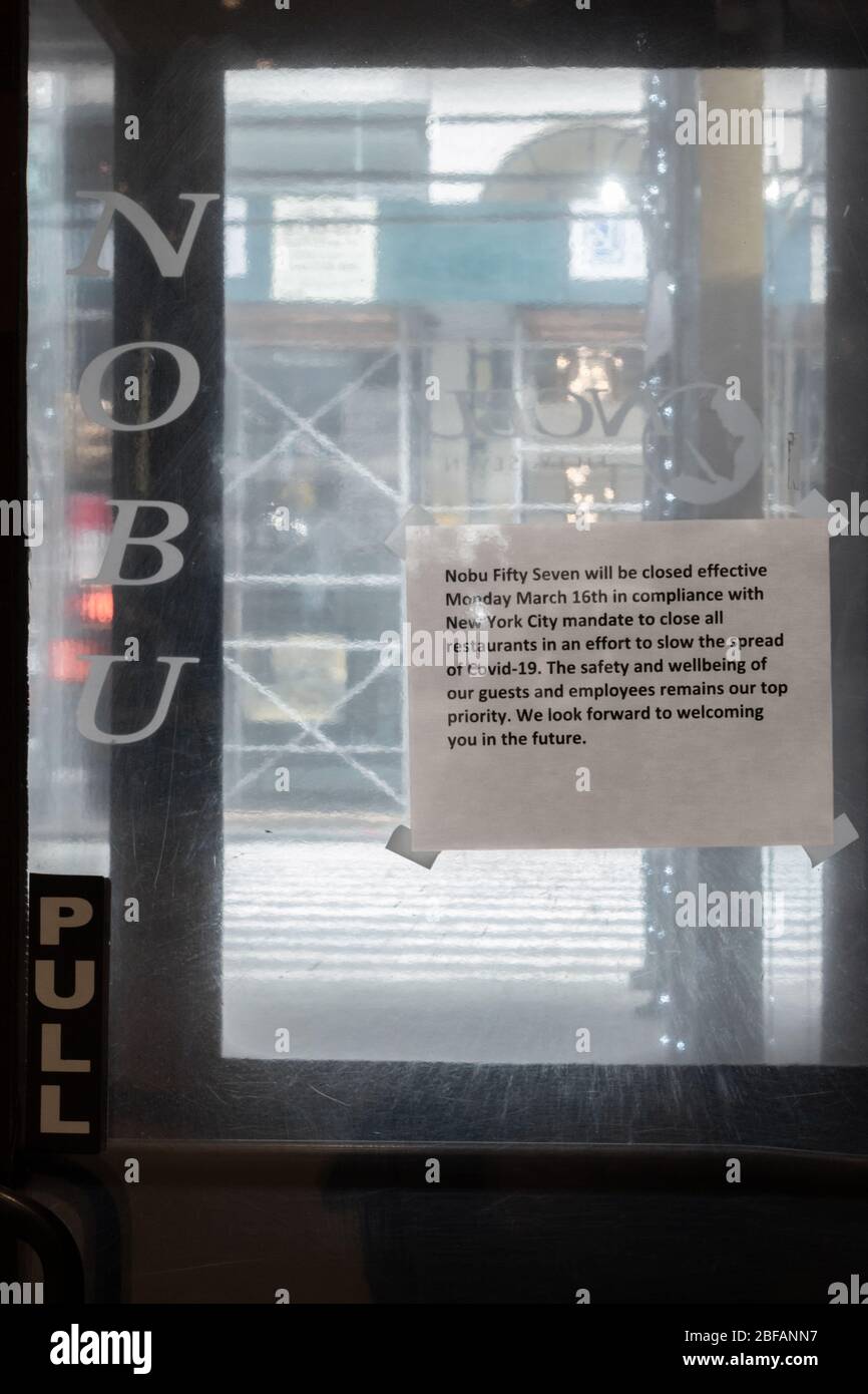 schild am berühmten Restaurant NOBU, 57th Street Lage, besagt, dass es wegen des Coronavirus oder Covid-19 Pandemie geschlossen ist Stockfoto
