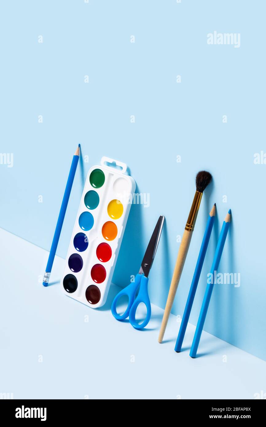 Schulbedarf auf blauem Hintergrund. Zurück zur Schule Wohnung Bild legen. Stockfoto