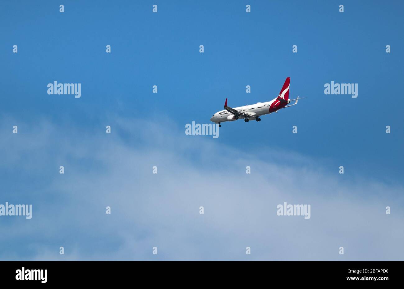 Eine Boeing 737 von Qantas Airlines im Flug zur Landung in Brisbane. Stockfoto