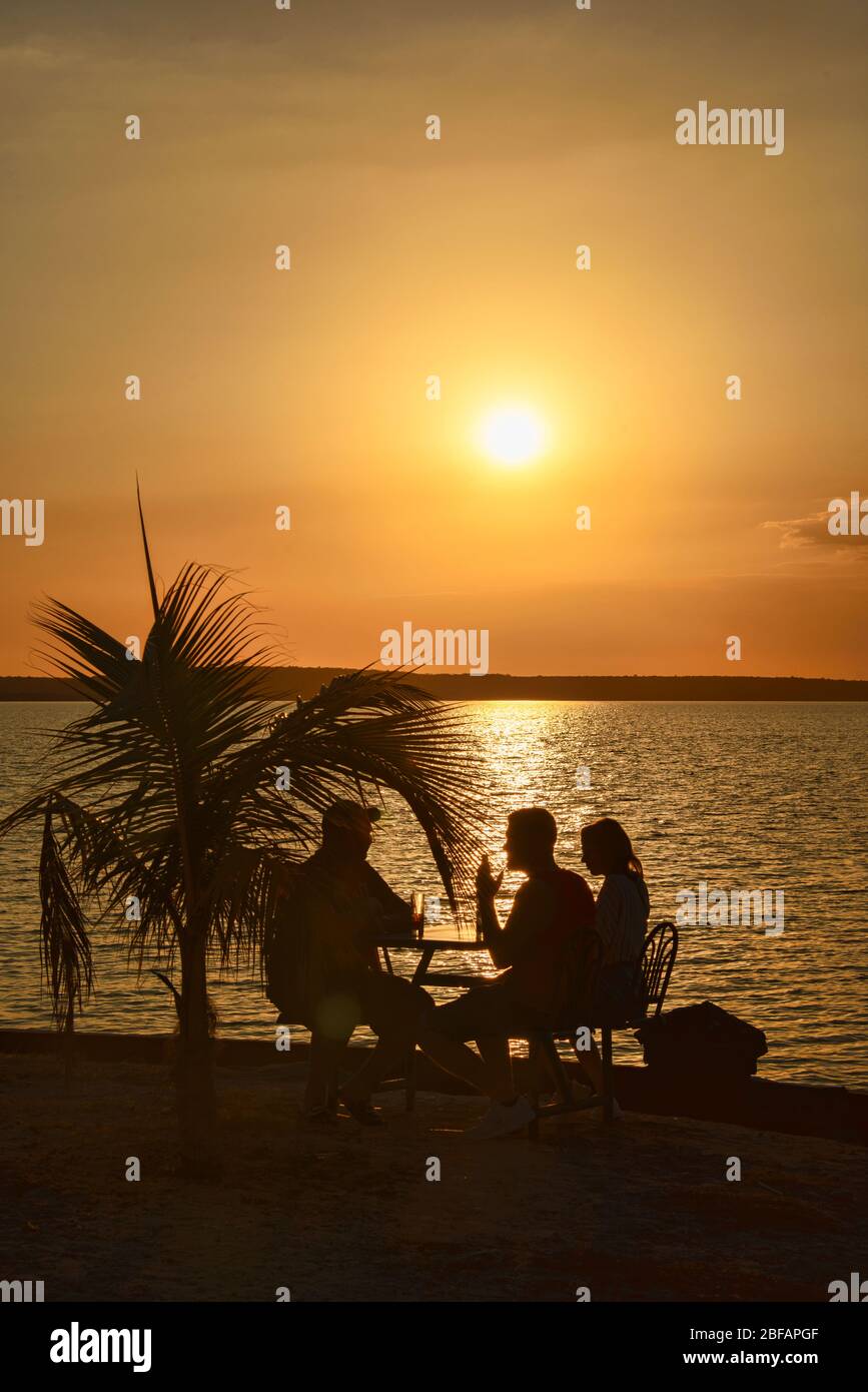 Genießen Sie einen Sonnenuntergang in Punta Gorda, Cienfuegos, Kuba Stockfoto