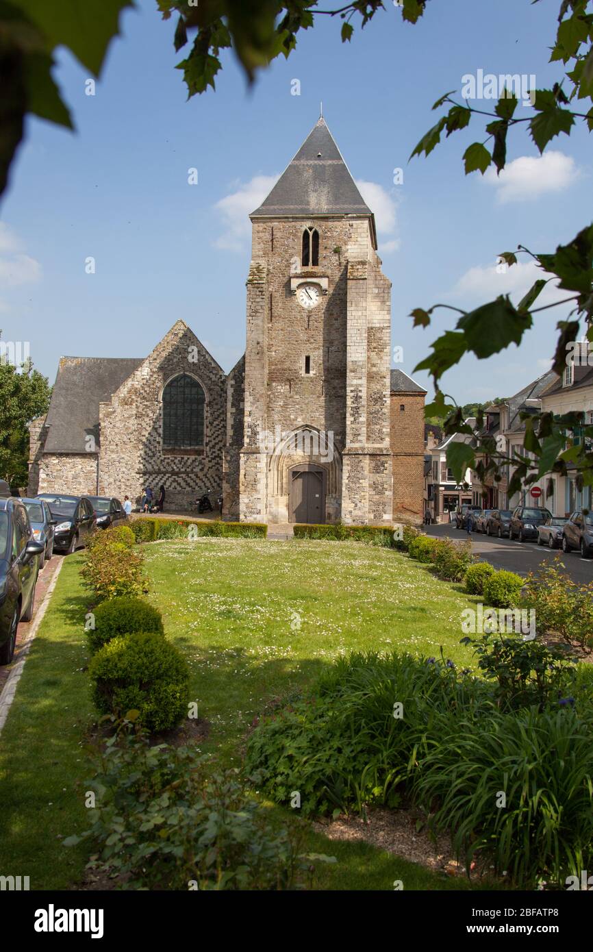 Dorf St Valery sur Somme, Frankreich. Malerischer Blick auf die Église Saint-Martin de Saint-Valery-sur-Somme. Stockfoto