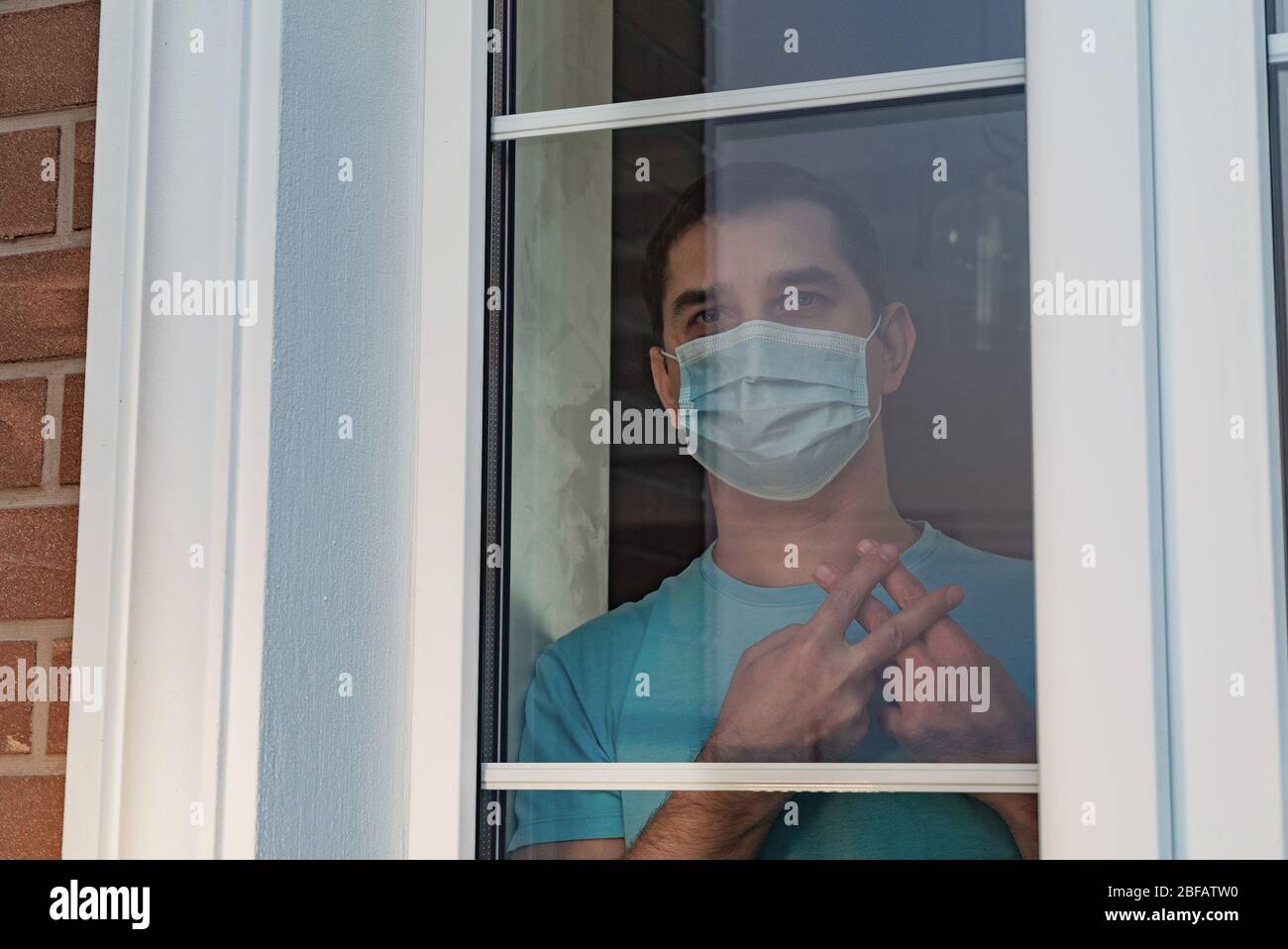 Quarantäne-Selbstisolierung.Handbewegung der Gefängniszelle Stockfoto