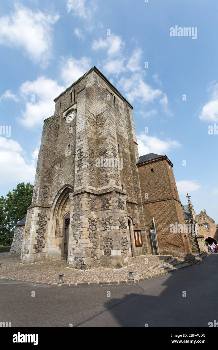 Dorf St Valery sur Somme, Frankreich. Malerischer Blick auf den Glockenturm Église Saint-Martin de Saint-Valery-sur-Somme. Stockfoto