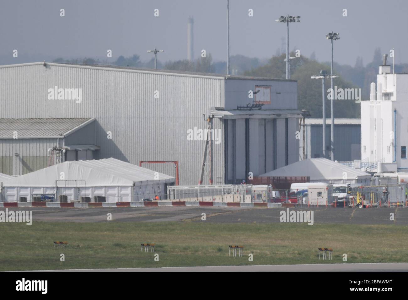 Flughafen Birmingham, West Midlands, Großbritannien. April 2020. Die provisorische Leichenhalle wurde offiziell in Hanger 2 am Flughafen Birmingham eröffnet. Der Ort kann bis zu 12.000 Leichen aufnehmen, die durch Todesfälle in den West Midlands sowohl durch das Coronavirus als auch durch natürliche Ursachen verursacht wurden. Die Anlage wurde am Freitag, den 17. April, offiziell eröffnet. Quelle: Stop Press Media/Alamy Live News Stockfoto