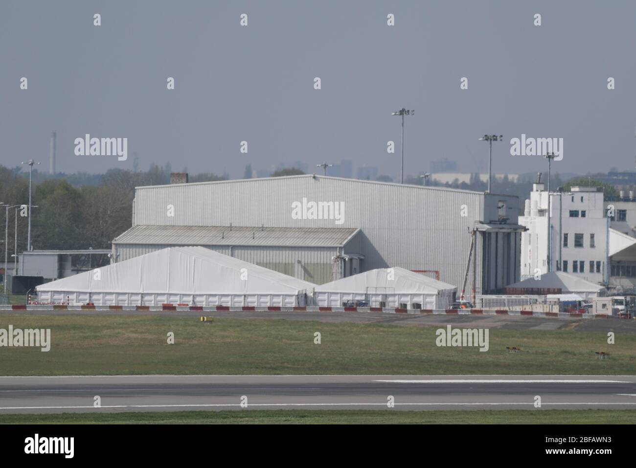 Flughafen Birmingham, West Midlands, Großbritannien. April 2020. Die provisorische Leichenhalle wurde offiziell in Hanger 2 am Flughafen Birmingham eröffnet. Der Ort kann bis zu 12.000 Leichen aufnehmen, die durch Todesfälle in den West Midlands sowohl durch das Coronavirus als auch durch natürliche Ursachen verursacht wurden. Die Anlage wurde am Freitag, den 17. April, offiziell eröffnet. Quelle: Stop Press Media/Alamy Live News Stockfoto