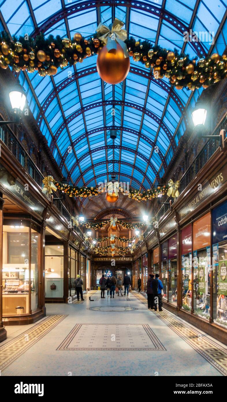 Weihnachtsdekorationen in der Central Arcade, einer 1906 erbauten Einkaufspassage aus der edwardianischen Stadt in Newcastle upon Tyne, England. GROSSBRITANNIEN Stockfoto