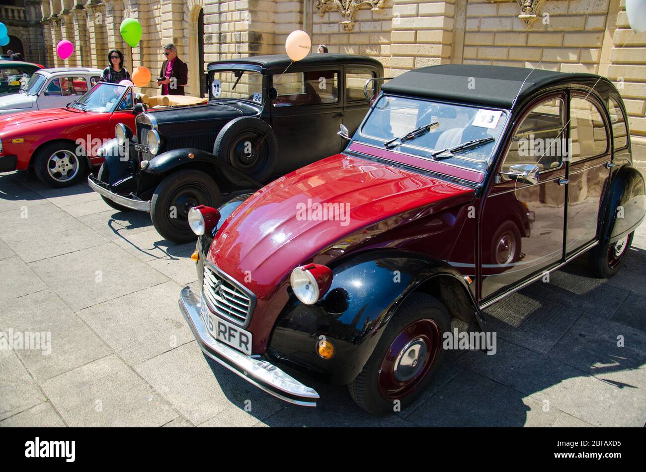 Lecce, Italien - 23. April 2017: Reihe von bunten Oldtimer-Oldtimer-Oldtimer mit Farbballen, die auf dem zentralen Platz Piazza del Duom geparkt sind Stockfoto