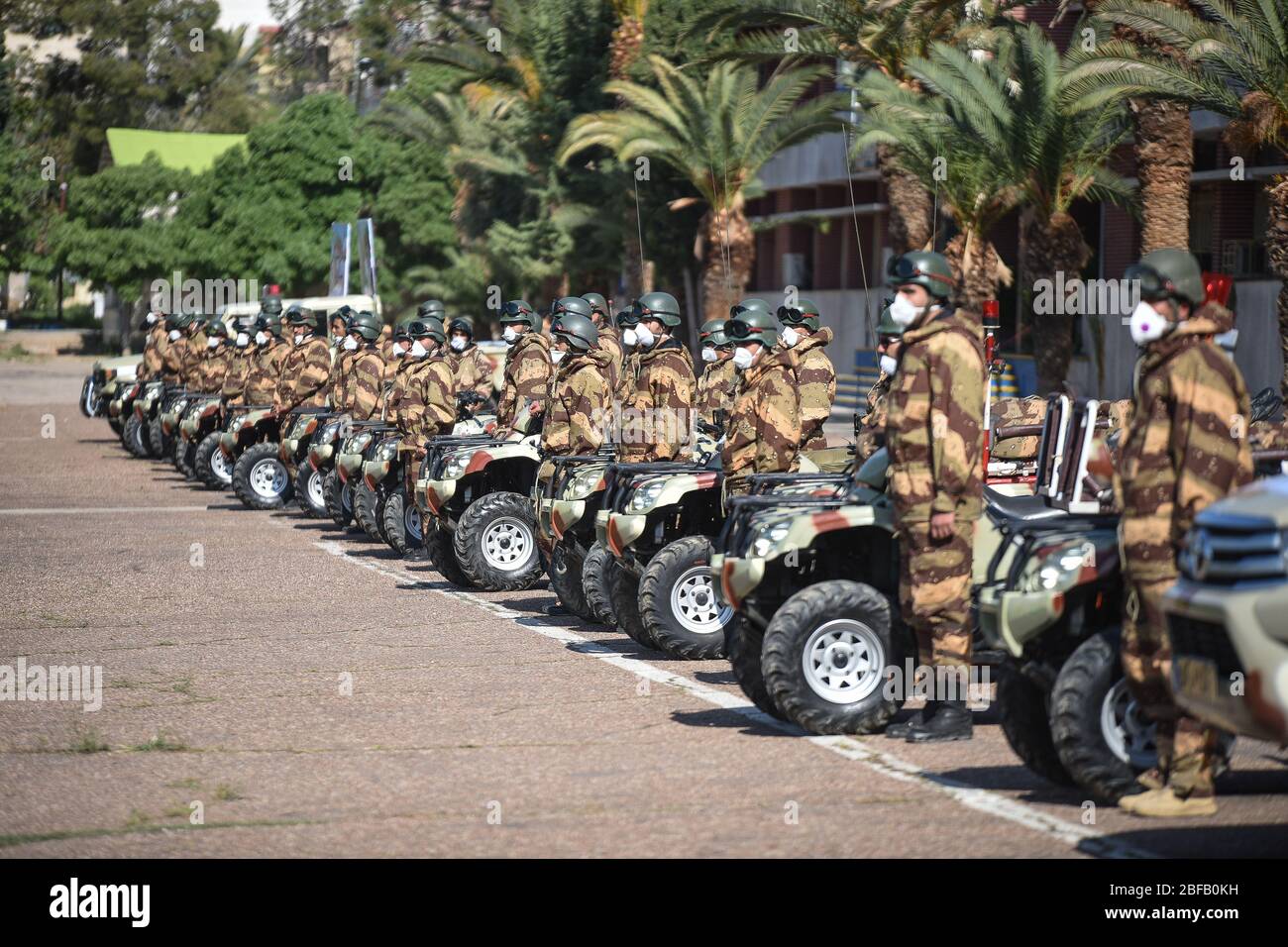 Die iranische Armee feiert ihren Nationalfeiertag in den anderen Städten in Shiraz, Provinz Fars, und stellt die im Kampf gegen die Coronavirus-Pandemie eingesetzten Gesundheitsgeräte vor. Iran, Shiraz. April 2020. Stockfoto