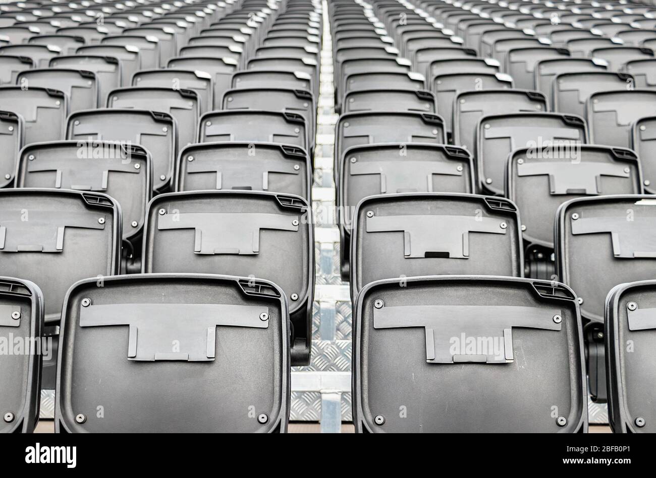 Perspektivische Ansicht von zusammenklappbaren Plastikstühlen in einem Kino im Freien Stockfoto