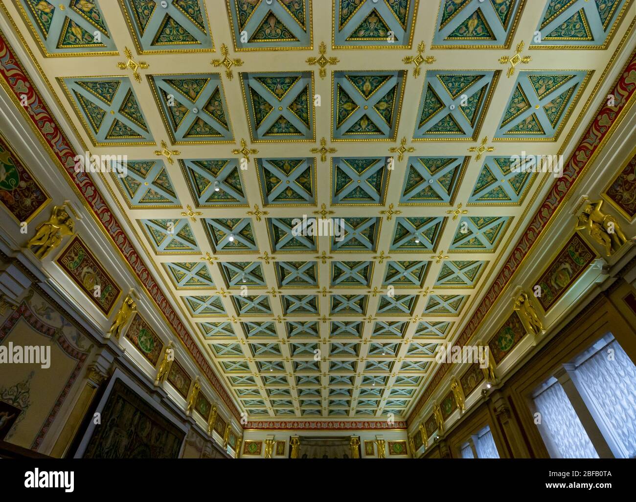 Der Majolica-Raum reich verzierten Holz bemalte Decke, Eremitage State Museum, Winterpalast, St. Petersburg, Russische Föderation Stockfoto