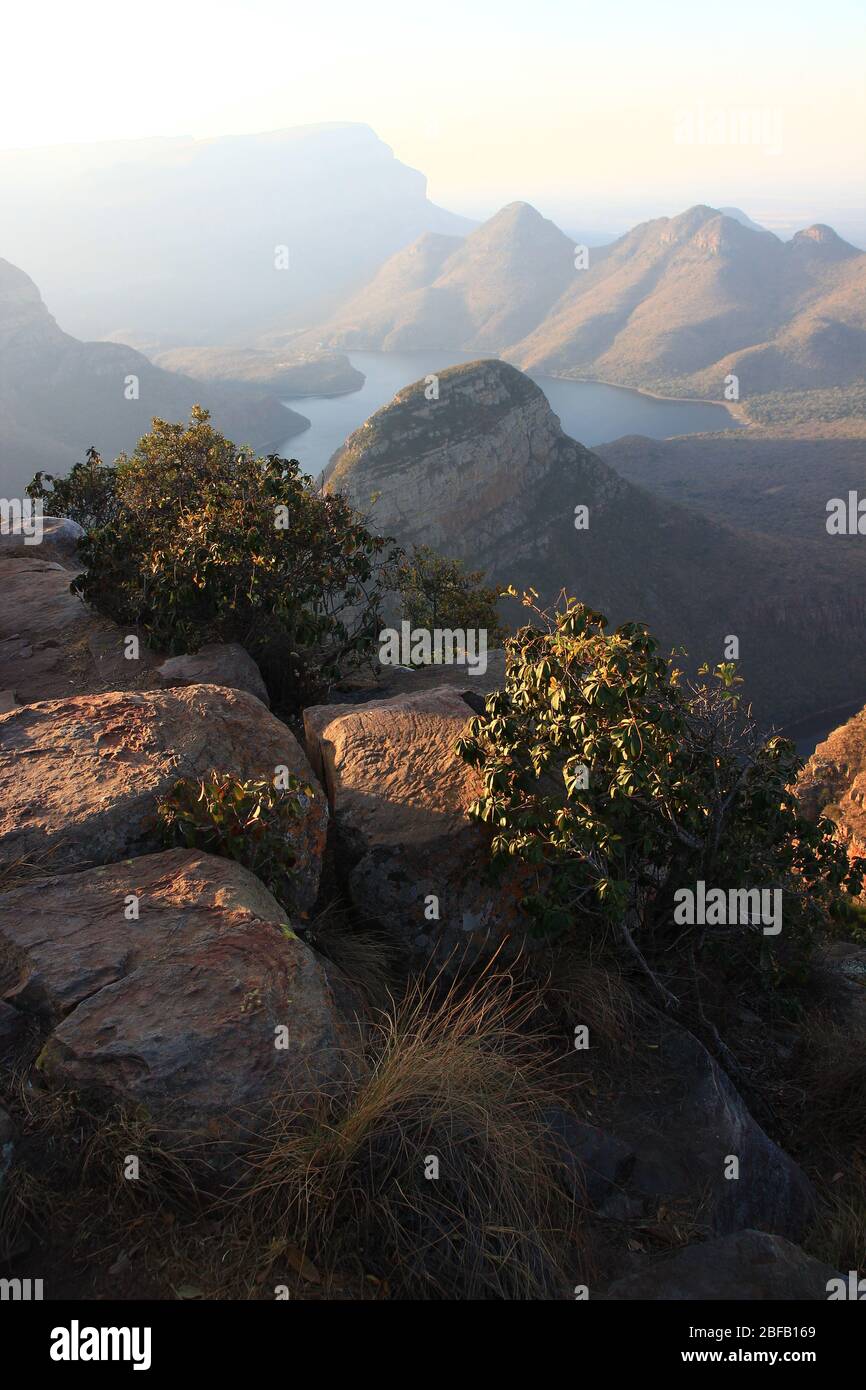 Herrliche Aussicht auf den Blyde River Canyon (Südafrika) am Ende des Tages, im Winter (Juli) Stockfoto