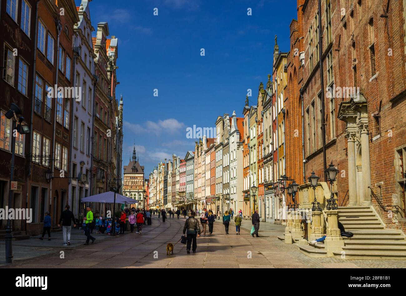Danzig, Polen, 17. April 2018: Golden Gate Zlota Brama, Gefängnis Turm und Fassade der schönen typischen bunten Häuser Gebäude und Menschen Touristen Wal Stockfoto