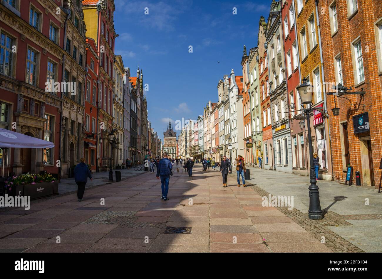 Danzig, Polen, 17. April 2018: Golden Gate Zlota Brama, Gefängnis Turm und Fassade der schönen typischen bunten Häuser Gebäude und Menschen Touristen Wal Stockfoto