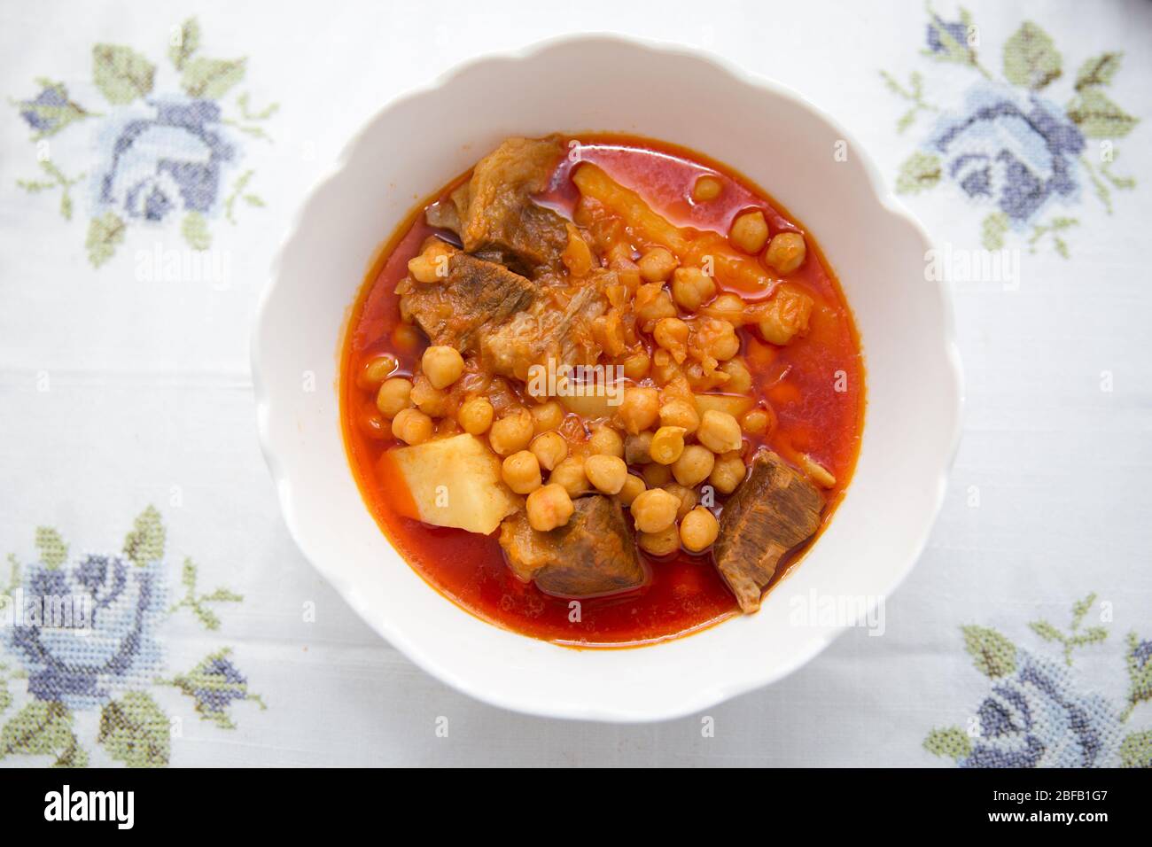 Kufta bozbash Nahost Hammelsuppe . Schüssel Bozbash - köstliche aserbaidschanische Nationalsuppe auf dem Tisch mit weißen Blumen. Stockfoto
