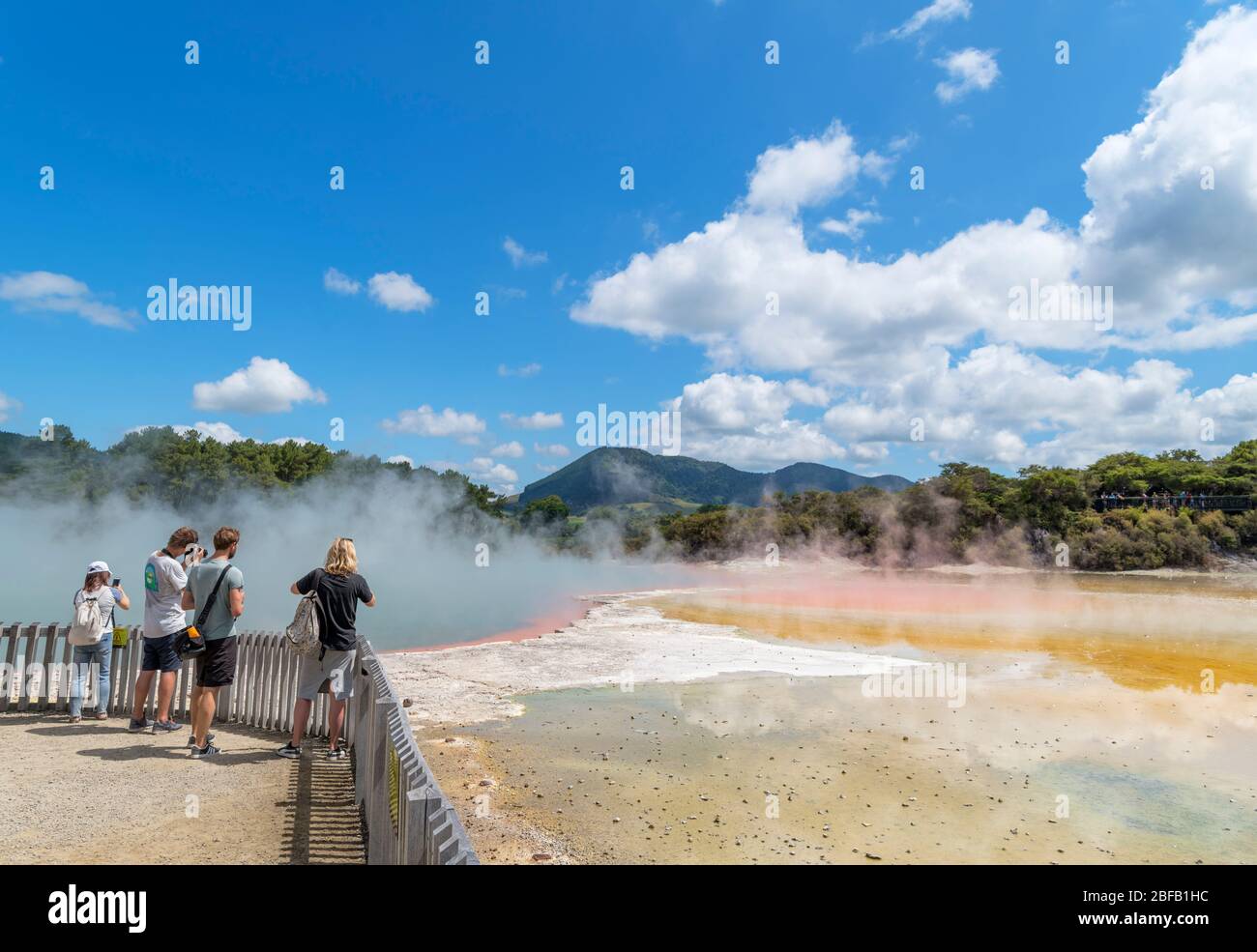 Besucher am Champagne Pool Thermalquelle im Wai-O-Tapu Thermal Wonderland, in der Nähe von Rotorua, Neuseeland Stockfoto