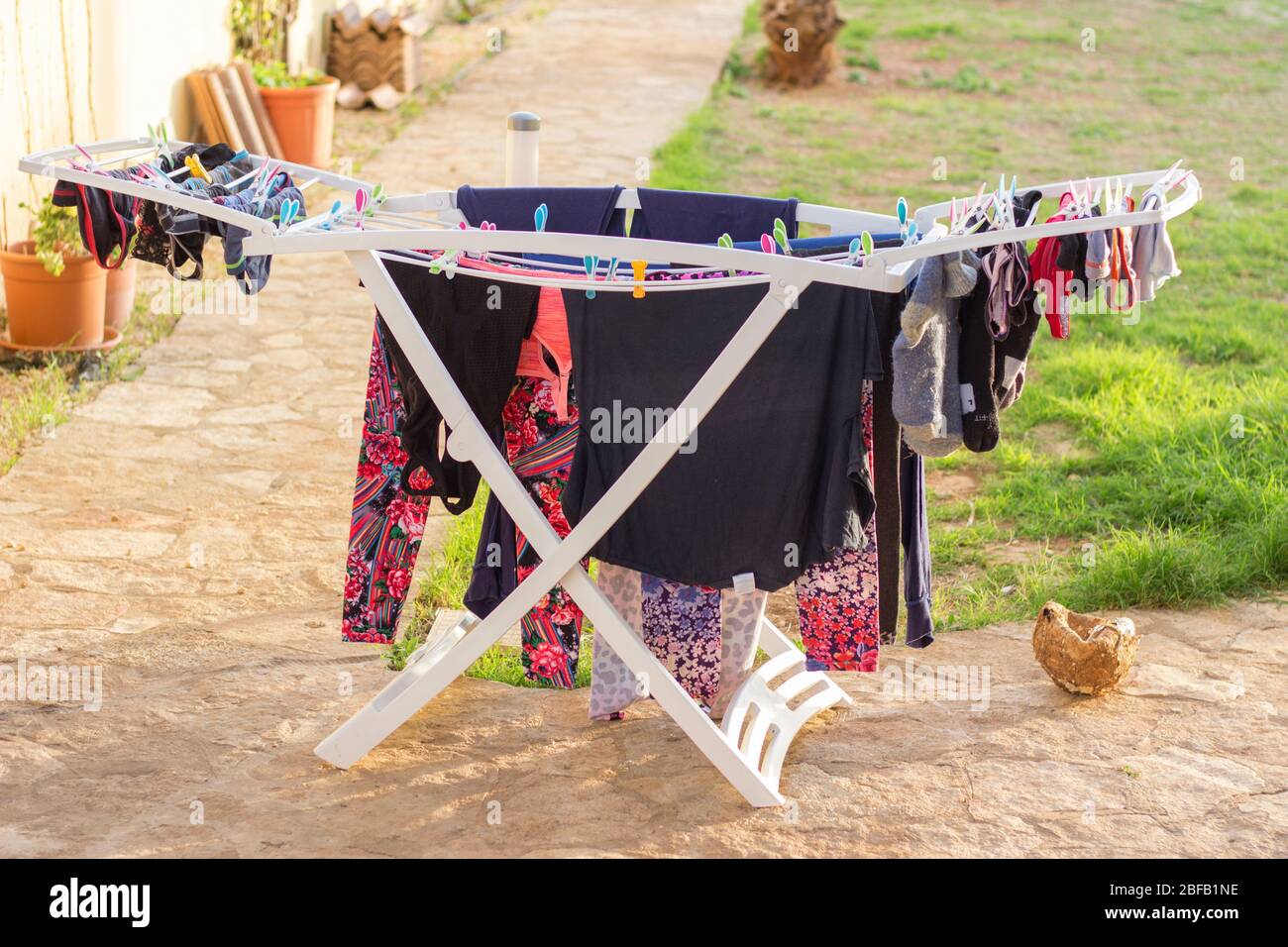 Lufttrocknende Wäsche am Sommertag Stockfoto