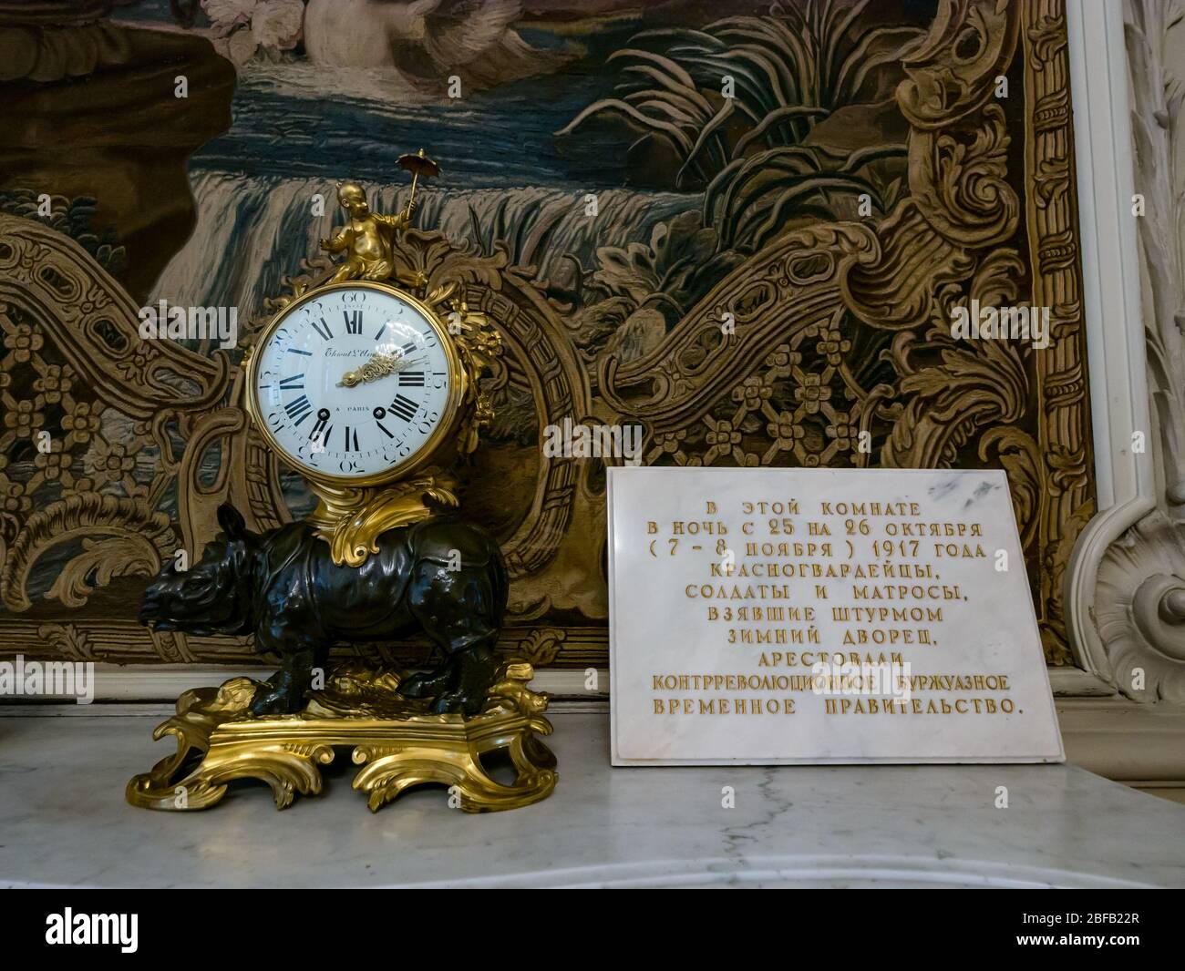 Uhr auf Kaminsims hielt zur Zeit der bolschewistischen Revolution um 2.10 Uhr am 26. Oktober1917 im weißen Speisesaal, Winterpalast, Sankt Petersburg, Russland Stockfoto