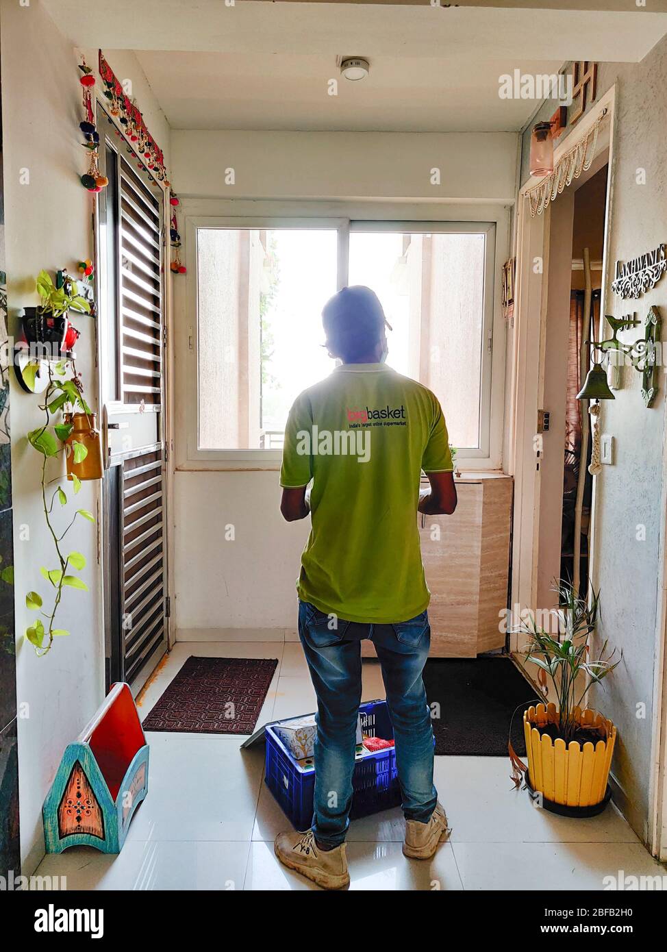 Delivery Junge aus großen Korb steht vor der Tür Schritt der Wohnung zu liefern Lebensmittel Stockfoto