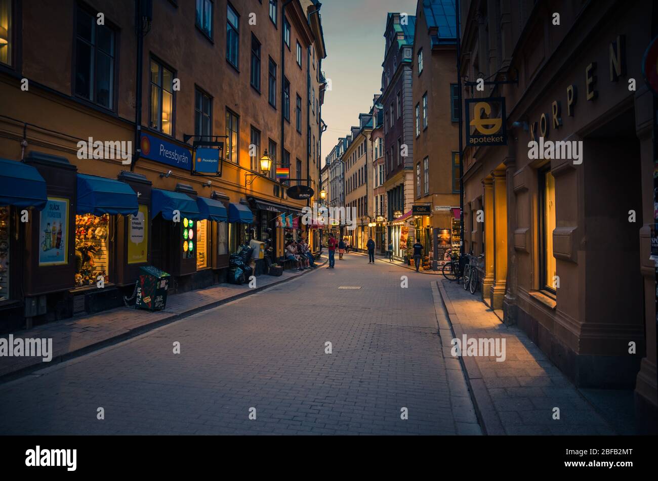 Schweden, Stockholm, 29. Mai 2018: Traditionelle, typische Gassen mit Kopfsteinpflaster, Cafés, Restaurants, Geschäften, Fahrrädern im alten historischen Stadtviertel Stockfoto