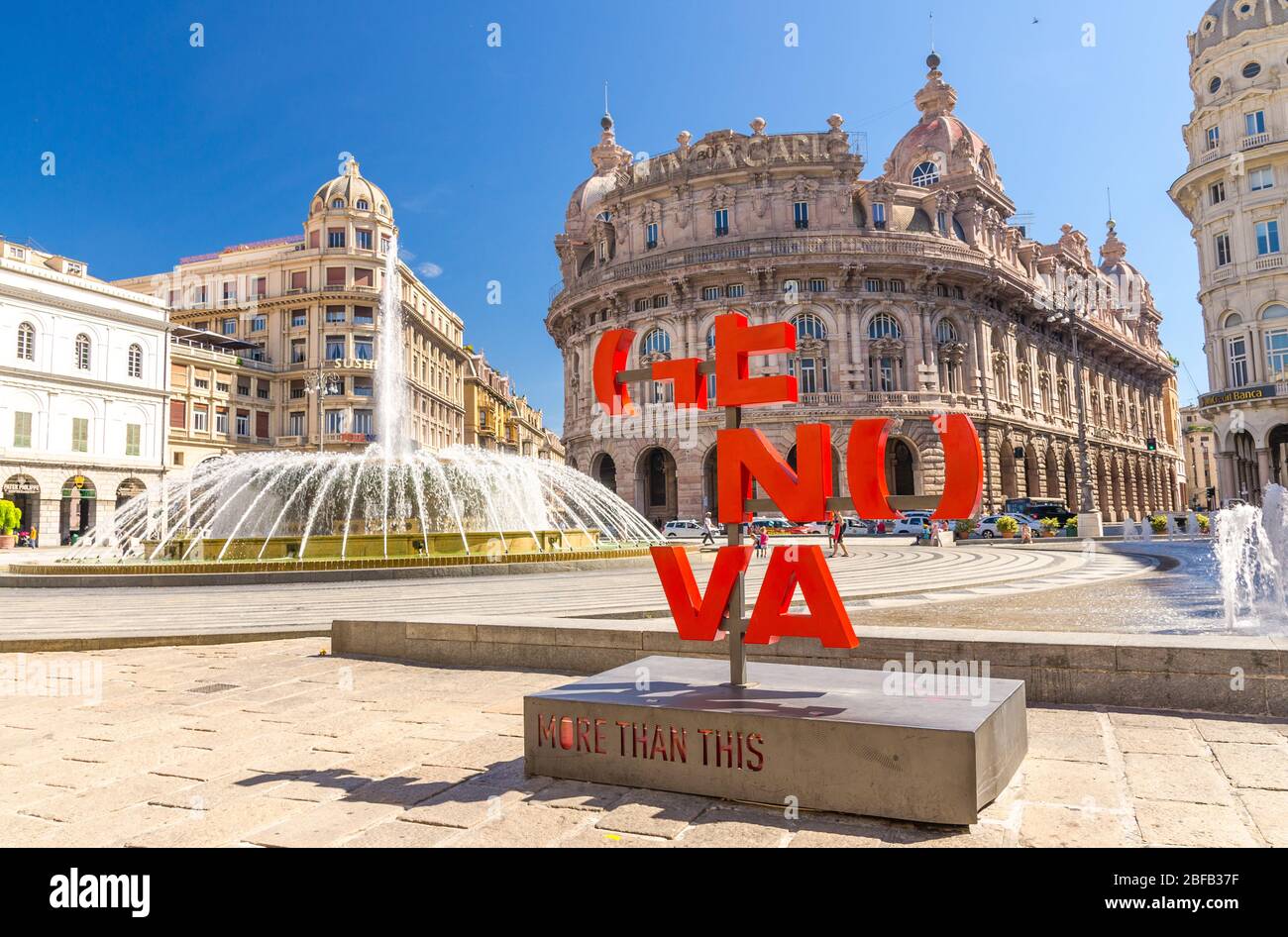 Genua, Italien, 11. September 2018: Rote Buchstaben Genova Mehr als dieser Schlagwort auf Piazza De Ferrari Platz, Brunnen und Palazzo della Nuova Borsa Pa Stockfoto