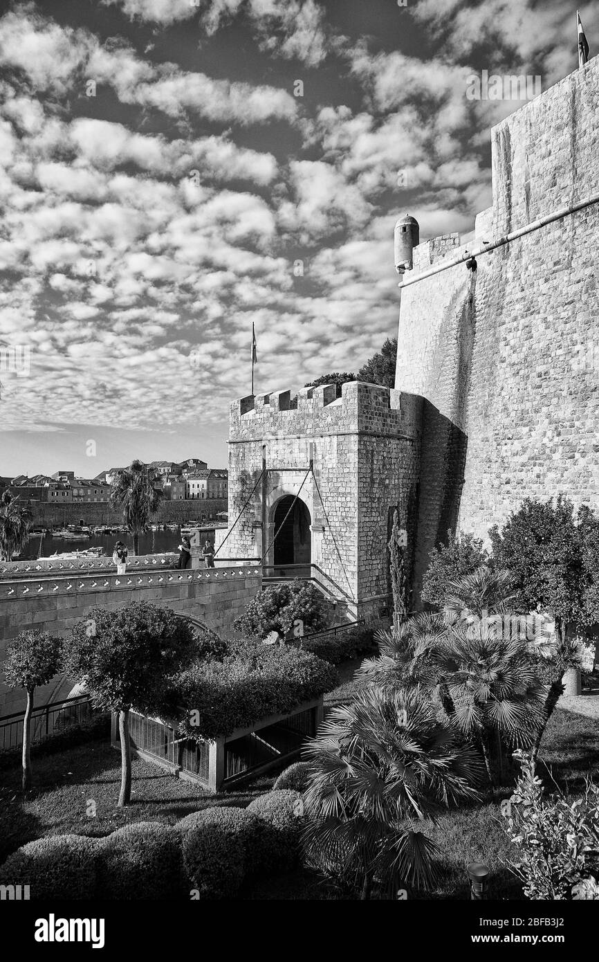 Blick auf das Ploče Tor, das ein Eingang zu den Stadtmauern der Altstadt von Dubrovnik, Kroatien ist Stockfoto