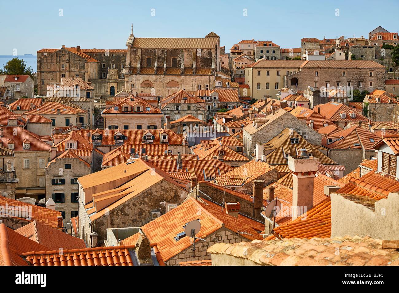 Blick auf die Dächer der Altstadt von Dubrovnik, Kroatien mit dem Mittelmeer im Hintergrund Stockfoto