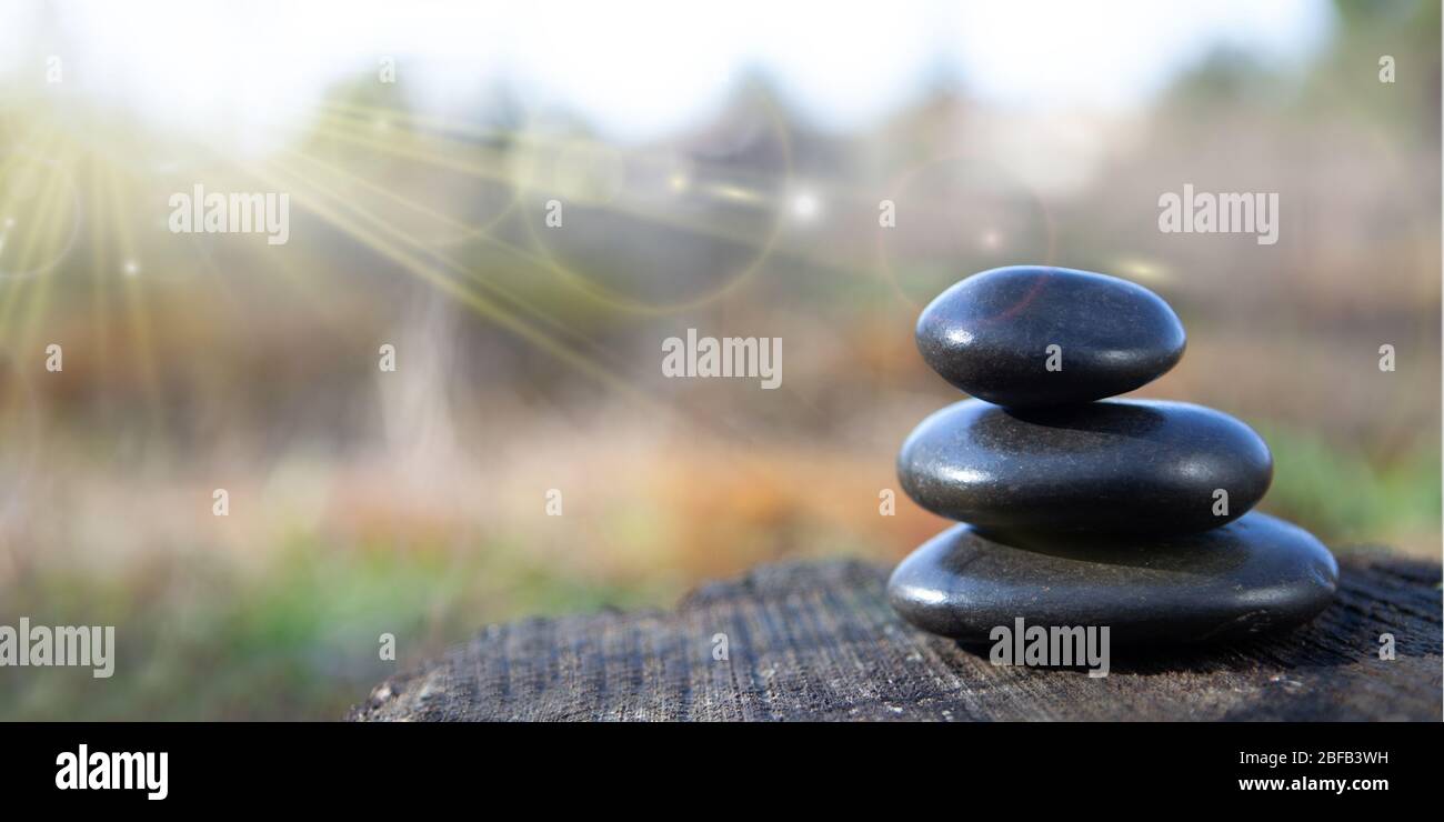 Steine Pyramide symbolisieren Stabilität - Text Spece. Steinbalance - sonniges Wetter, Natur. Stockfoto