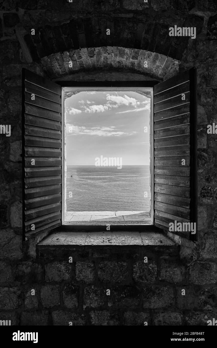 Ein Fenster öffnet sich und blickt von der Altstadt von Dubrovnik, Kroatien, auf die Adria. Stockfoto