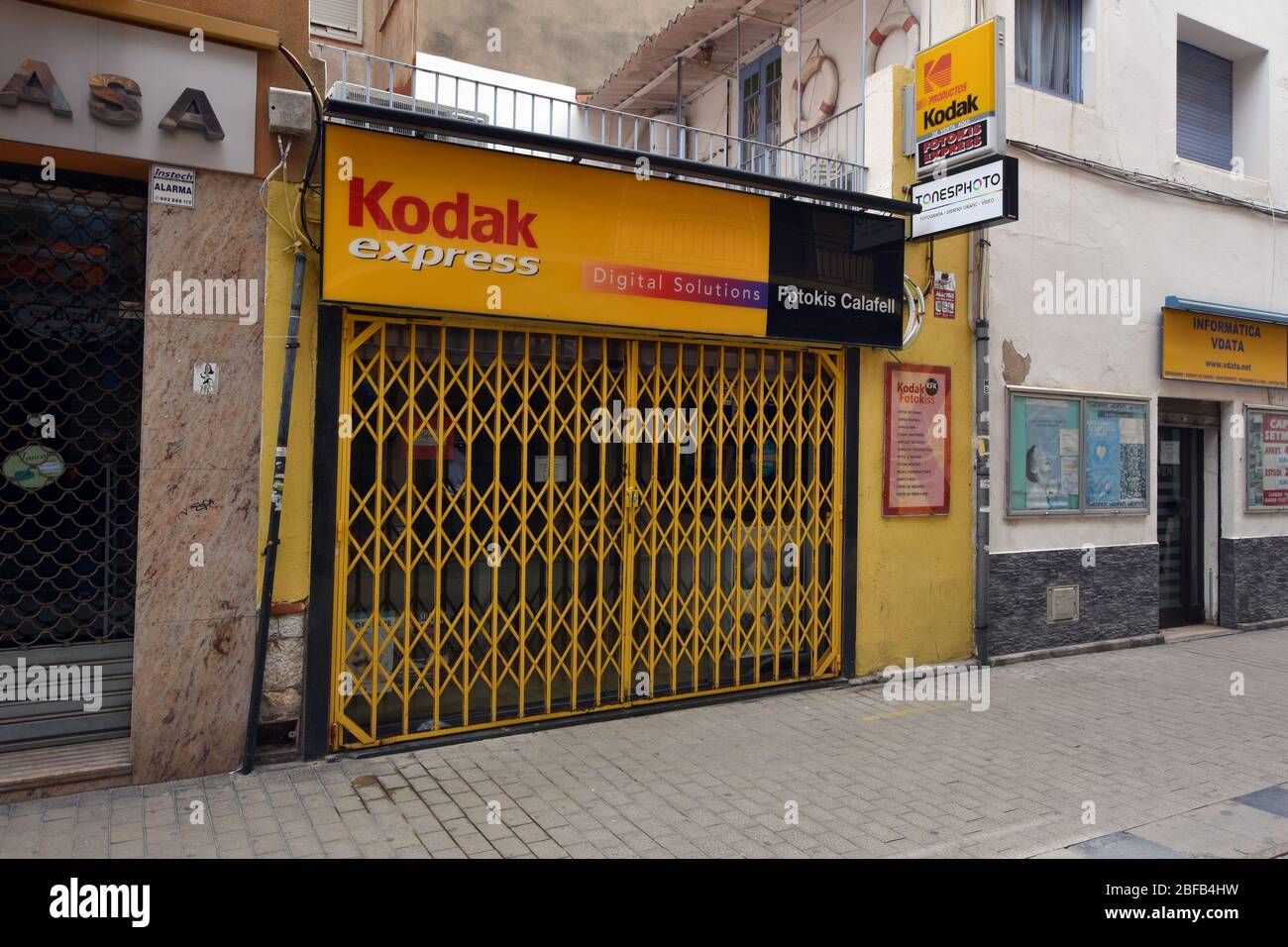 Kodak Fotostudio ist während der Coronavirus-Pandemie geschlossen.seit der Alarmzustand in Spanien erklärt wurde, haben Tausende von Unternehmen wie Hotels, Restaurants, Zahnkliniken, Reisebüros, Bars, Clubs und Spielplätze geschlossen, um die Bestimmungen der Haftbedingungen einzuhalten. Diese Unternehmen haben ihre Mitarbeiter vorübergehend entlassen. Stockfoto