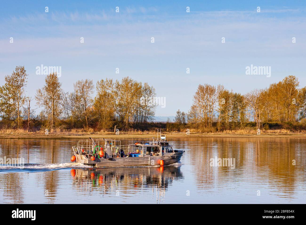 Geschweißtes Aluminium-Fischerboot verlässt Steveston Harbor in British Columbia Kanada Stockfoto