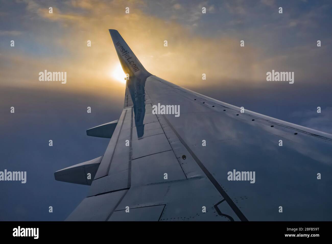 Sonnenaufgang während eines Westjet-Winterfluges von St. John's, Neufundland, nach Toronto, Kanada [Keine Eigentumsfreigabe; nur für redaktionelle Lizenzierung verfügbar] Stockfoto