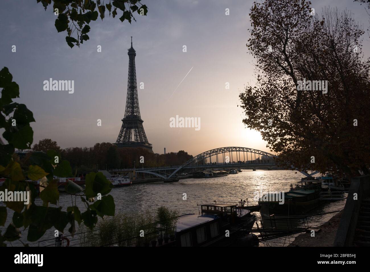 Der Eiffelturm und die seine in der späteren Wintersonne, Paris, Frankreich Stockfoto