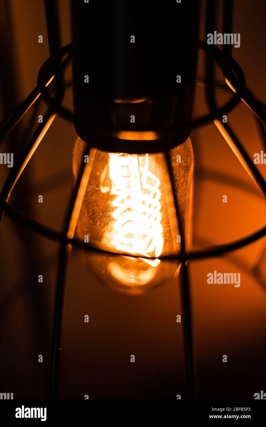 Vintage orange Edison Glühbirne in einer alten Lampe Laterne Stockfoto
