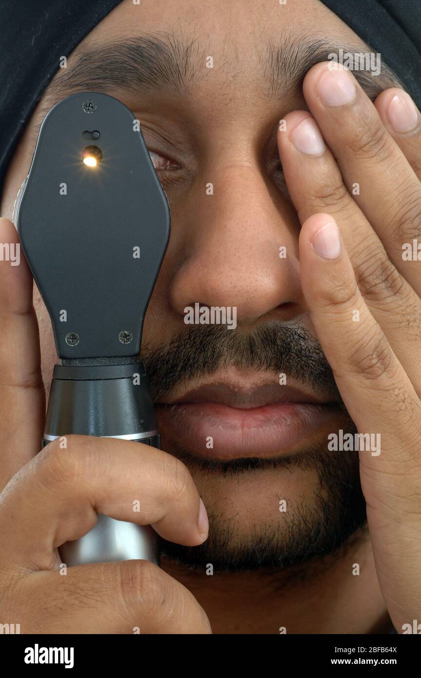 Ein Hausarzt mit einem Ophthalmoskop (Modell veröffentlicht) Stockfoto