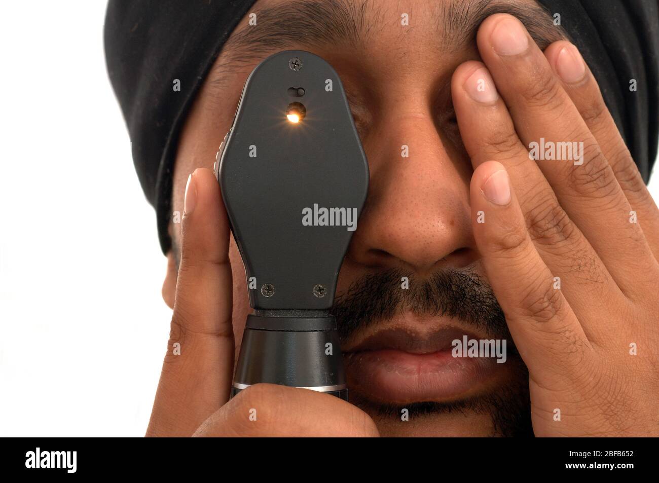 Ein Hausarzt mit einem Ophthalmoskop (Modell veröffentlicht) Stockfoto