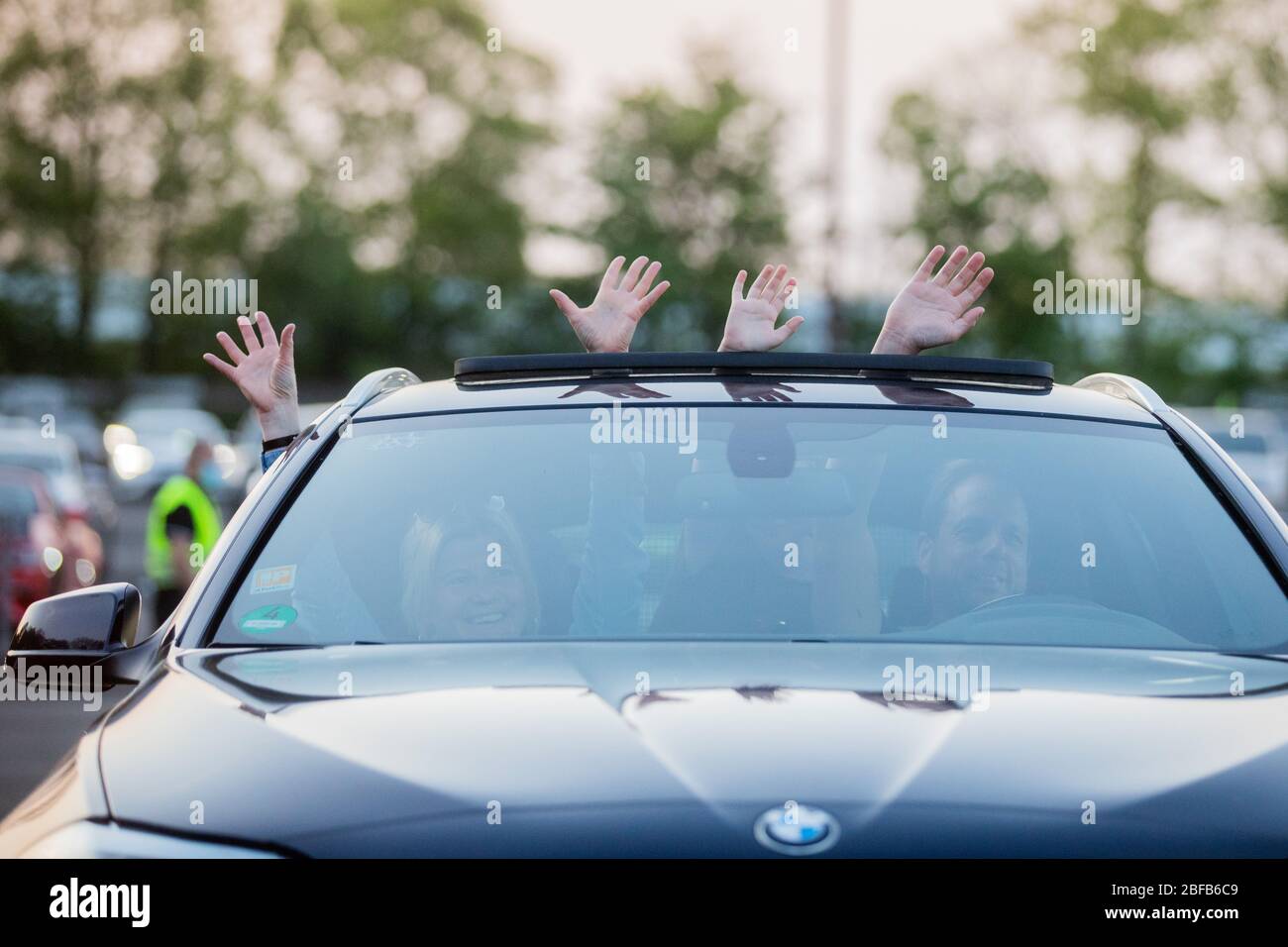 Köln, Deutschland. April 2020. Die Leute winken während des Konzerts der Rockband 'Brings' bei einem Live-Konzert in einem Drive-in-Kino. Quelle: Rolf Vennenbernd/dpa/Alamy Live News Stockfoto