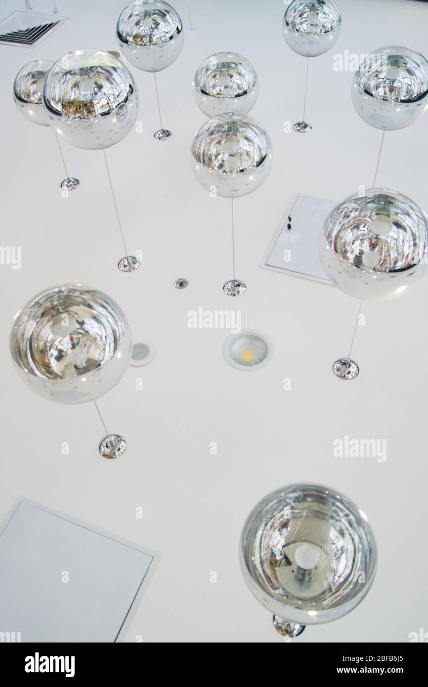 Das Innenraumdesign eines riesigen Ladens ist die ursprüngliche Form von transparenten runden Glaskugellampen in silberfarbener Farbe. Glanz, surreal, Märchen, Stockfoto