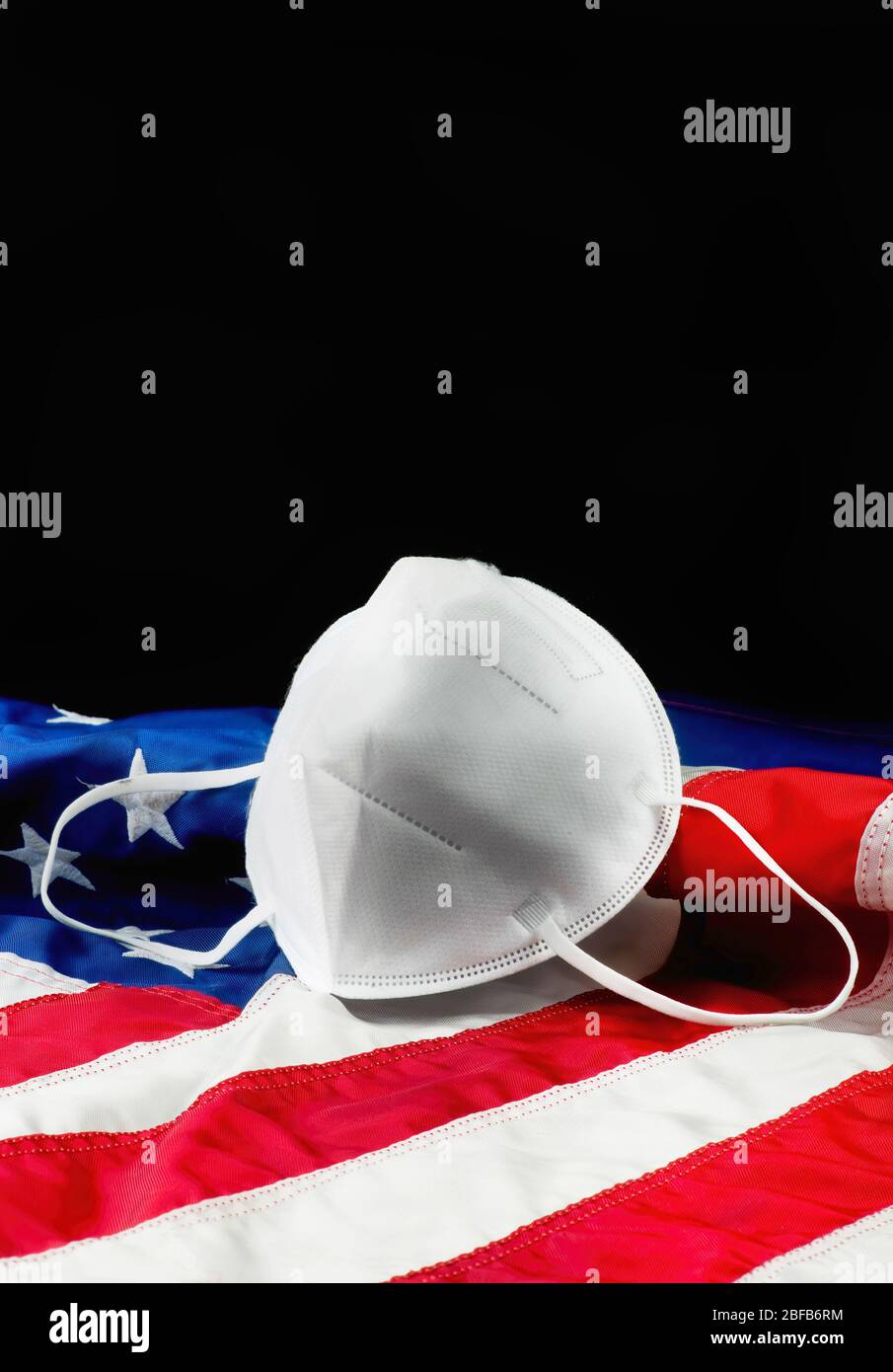 N95 Gesichtsmaske auf amerikanischer Flagge mit Platz für Ihren Typ. Stockfoto