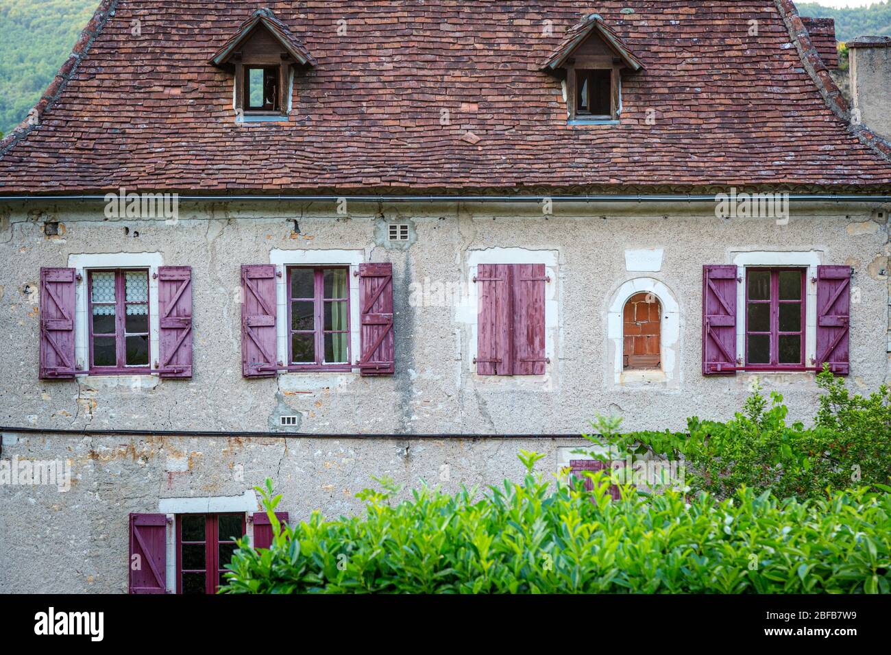 Burgund Fensterläden zu Hause in Saint-Cirq-Lapopie, Midi-Pyrenees, Frankreich Stockfoto