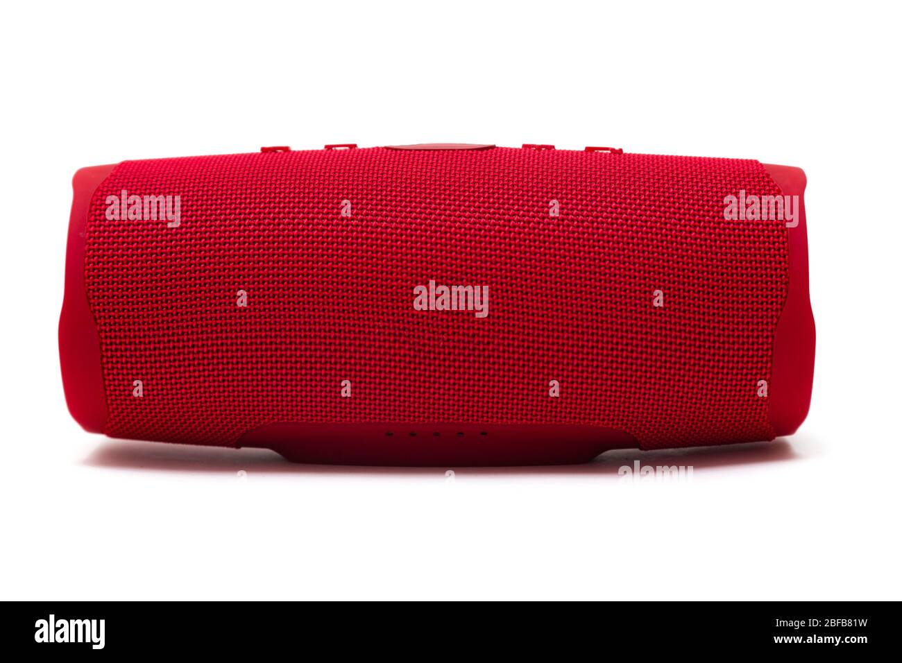 Moderner bluetooth-Lautsprecher für rote Musik auf weißem Hintergrund isoliert. Stockfoto