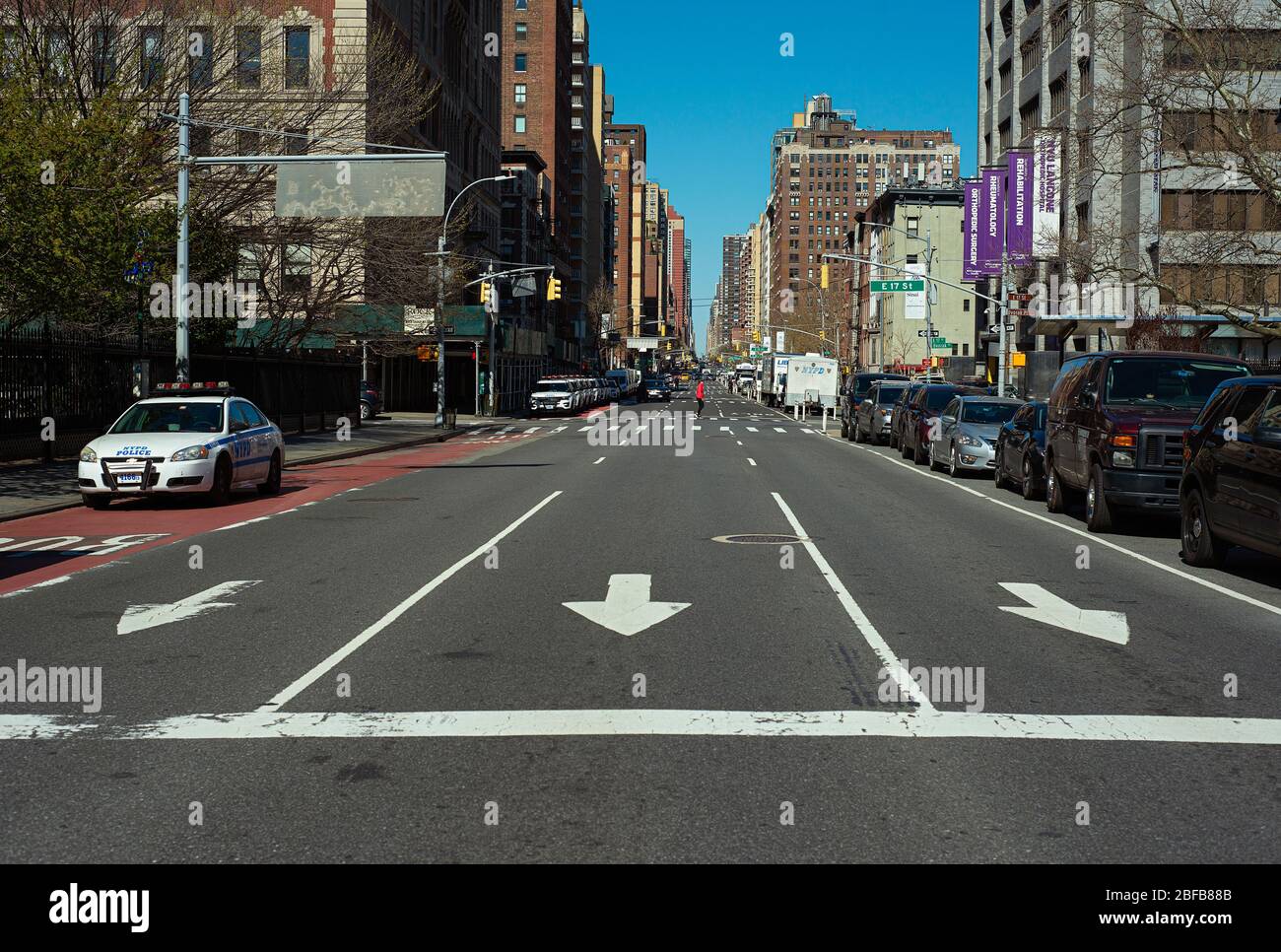 Blick nach Norden auf die 2nd Avenue in New York City während der COVID19-Pandemie. Stockfoto